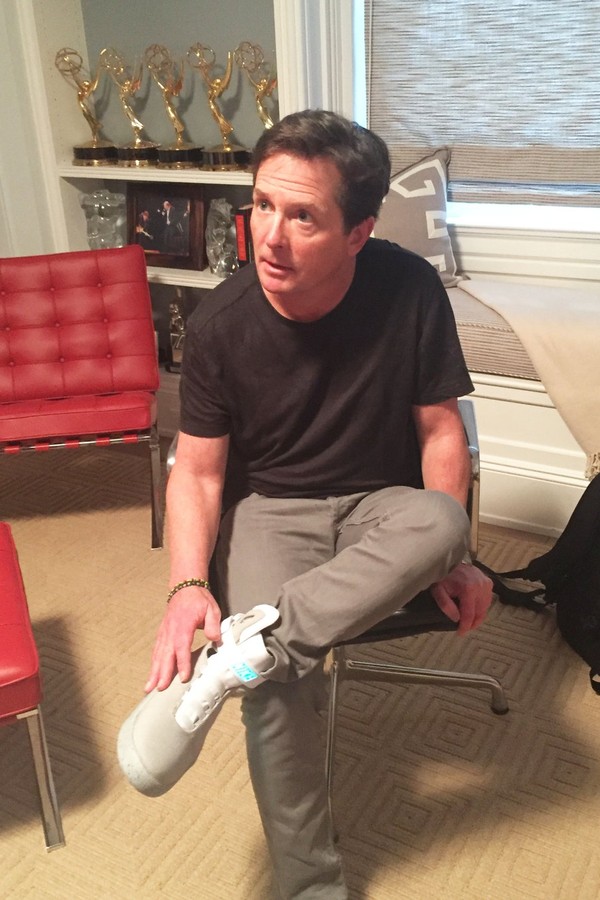 Michael J. Fox com os tênis com cadarços automáticos (Foto: Reprodução/Twitter)
