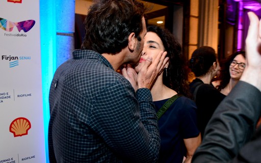 Marisa Monte troca beijos com o marido em aparição raríssima