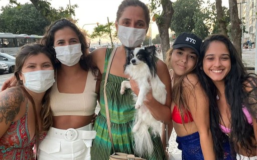 Camila Pitanga encontra cachorra perdida e celebra: "Corrente de amor"