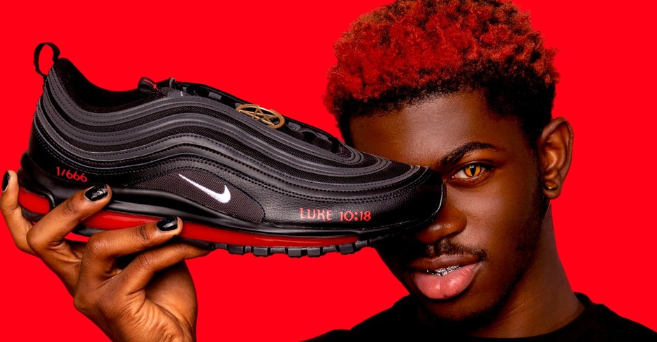 Nike e MSCHF se juntam e apresentam o Air Max Satan Shoes, feito com sangue humano (Foto: divulgação)