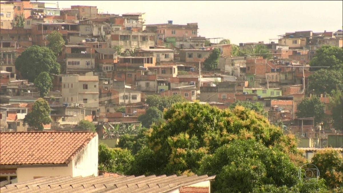 Moradores de Santa Cruz, na Zona Oeste do Rio, vivem mais uma noite de tiroteios Rio de