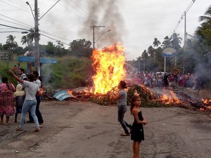 Moradores bloquearam a AL-101 Norte, em Ipioca. (Foto: Cortesia/ Mário Lôbo)