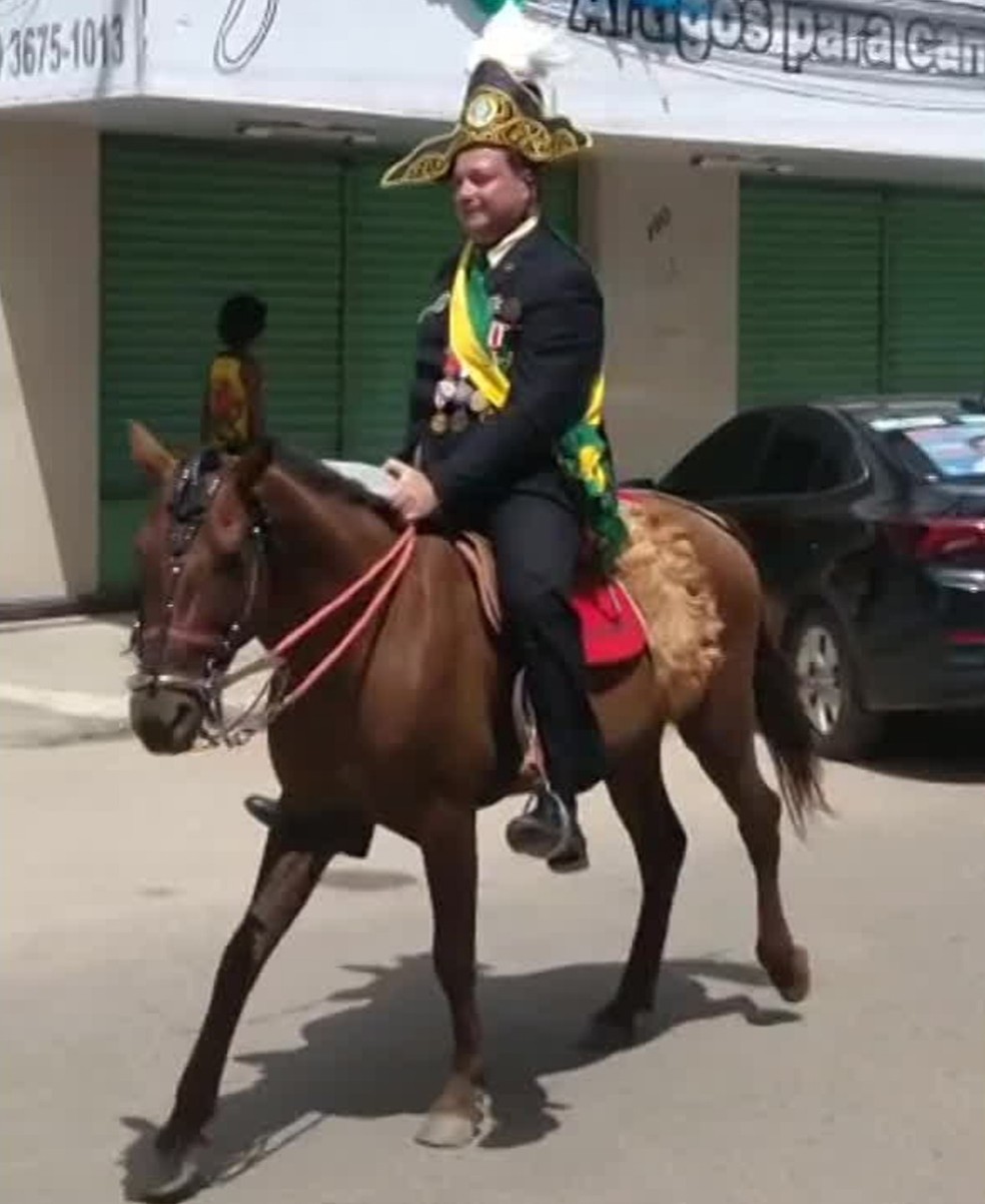 Prefeito Carlinhos da Pedreira desfilou a cavalo com chapéu de imperador e faixa verde e amarela em Barreiros, no Litoral Sul de Pernambuco  — Foto: Reprodução/WhatsApp