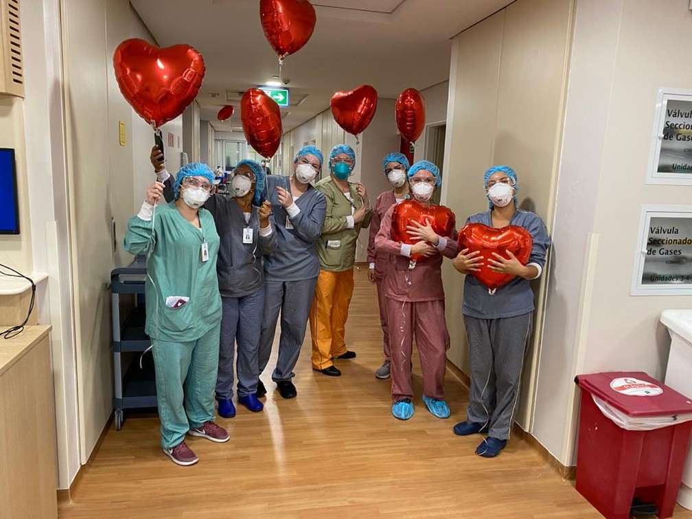 Enfermeiros do Hospital Israelita Albert Einstein levaram balões para celebrar o dia das mães com pacientes isolados pela Covid-19 — Foto: Arquivo Pessoal