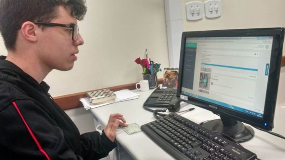 Anderson dos Santos Andrade com seu plano de estudos virtual: análise de dados fornecidos pelos alunos ajuda a identificar o que foi aprendido e o que precisa ser reforçado nas aulas (Foto: Divulgação/BBC Brasil)
