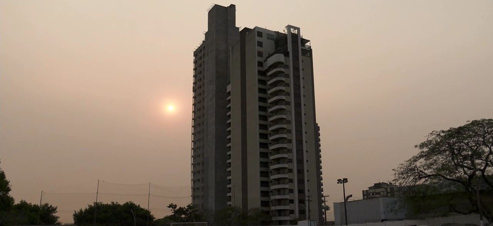 Céu cinza parece nublado, mas é a fumaça, em Foz do Iguaçu — Foto: Giovani Zanardi/RPC