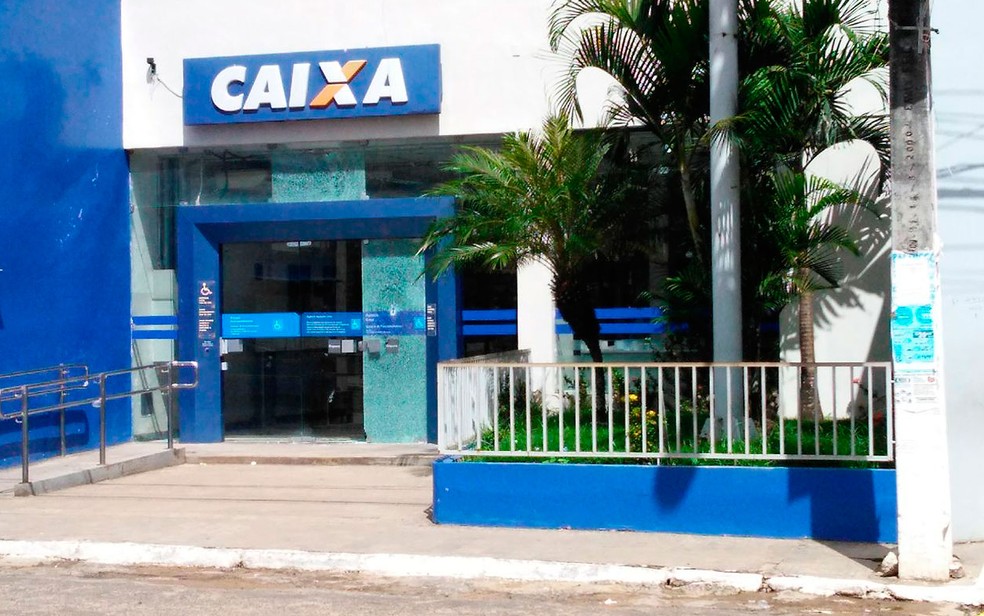 Bandidos atacaram agência da Caixa em Catu (Foto: Fabrício Silva / TV Bahia)