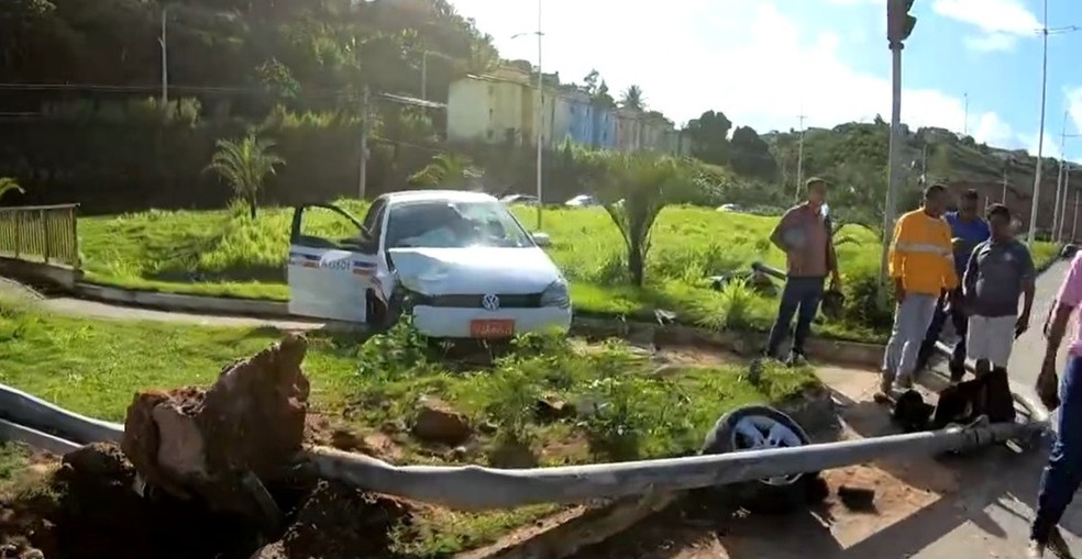 Táxi capota, destrói semáforo e deixa três feridos em Salvador — Foto: Reprodução/TV Bahia