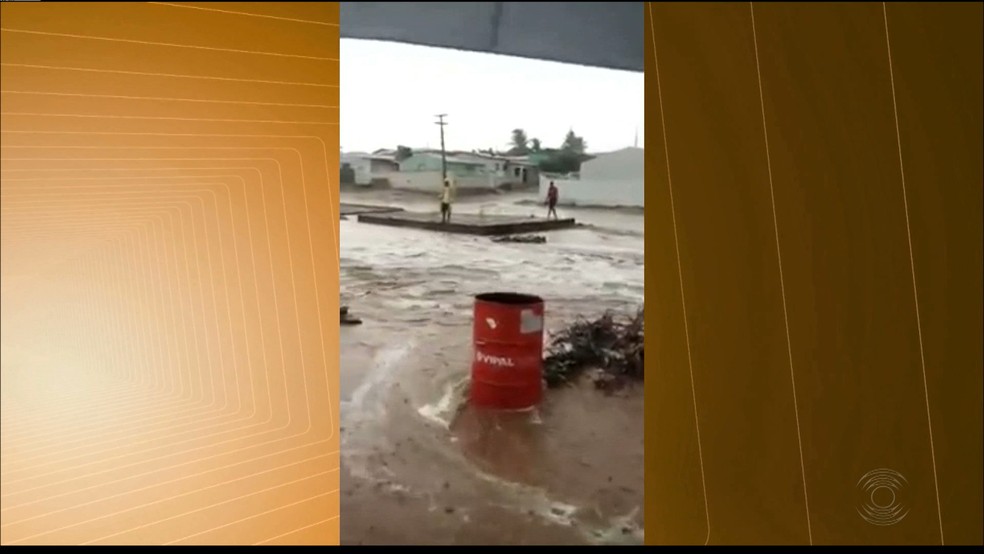 As chuvas em Cabaceiras deixaram algumas ruas alagadas (Foto: Reprodução/TV Paraíba)