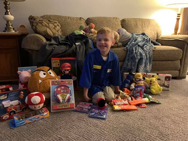 Parker com os brinquedos que ganhou na Best Buy (Foto: Reprodução/Facebook)