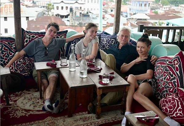 A atriz Catherine Zeta-Jones com o marido, o ator Michael Douglas, e os filhos (Foto: Instagram)