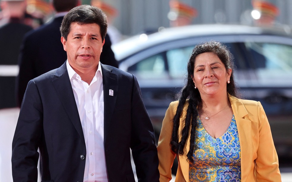 O ex-presidente peruano, Pedro Castillo, ao lado da esposa, Lilia Paredes, em Los Angeles  Foto: Reuters/Lucy Nicholson