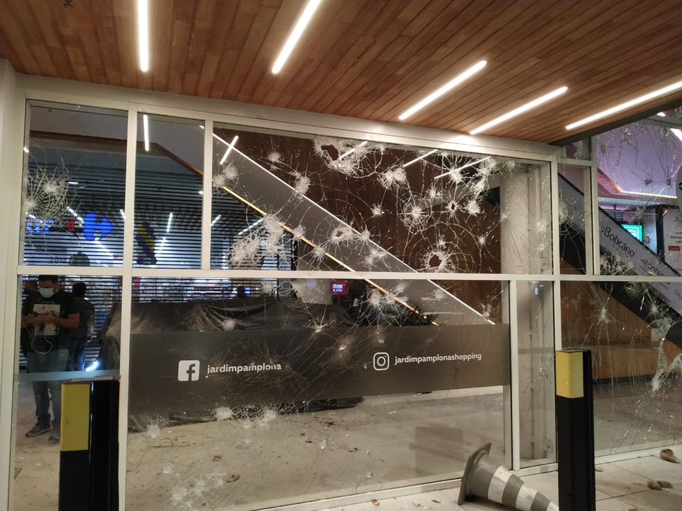 Paredes de vidro de shopping onde fica Carrefour ficou destruído após manifestação nesta sexta-feira (20) em SP — Foto: Divulgação