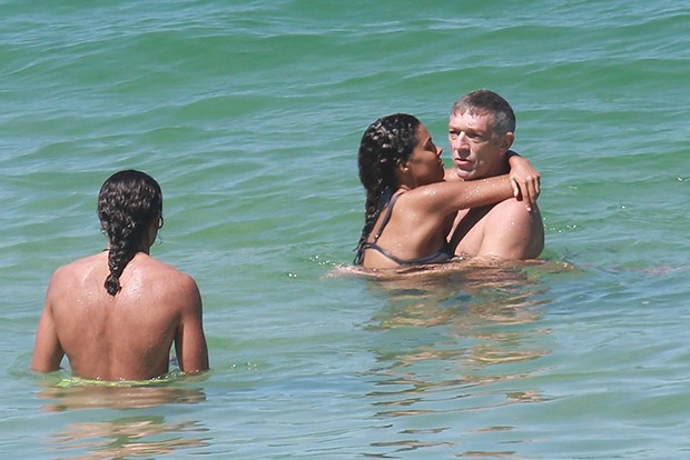 Vincent Cassel com a namorada, Tina Kunakey Di Vita, na Praia do Arpoador no Rio de Janeiro (Foto: AgNews)