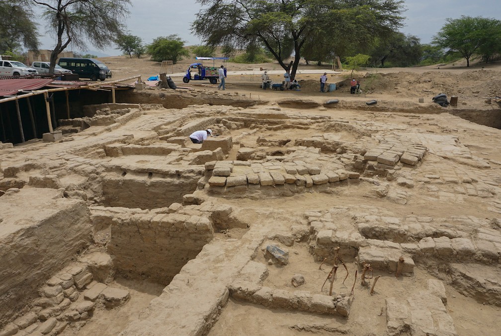 Sítio arqueológico com restos mortais encontrados no Peru. (Foto: Reprodução/AFP)