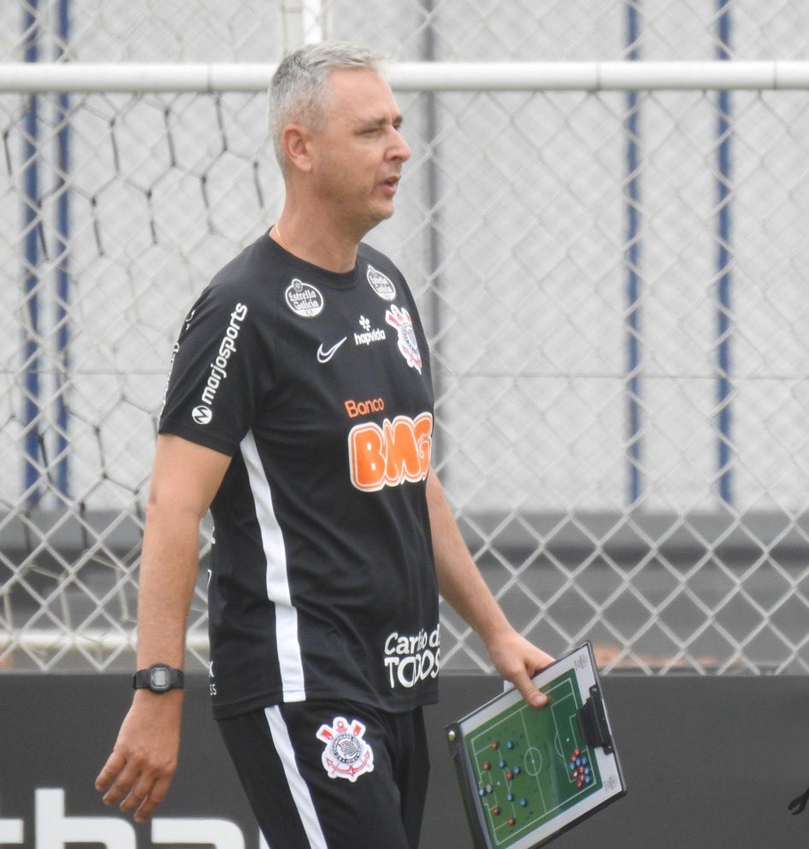 Com vídeos e conversas, Tiago Nunes começa a implementar conceitos táticos no Corinthians
