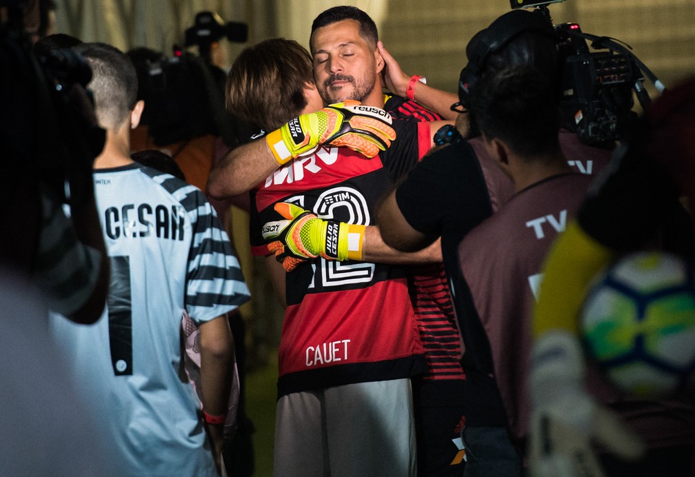 Julio abraça o filho Cauet antes de entrar em campo (Foto: Flávio Florido/BP Filmes)