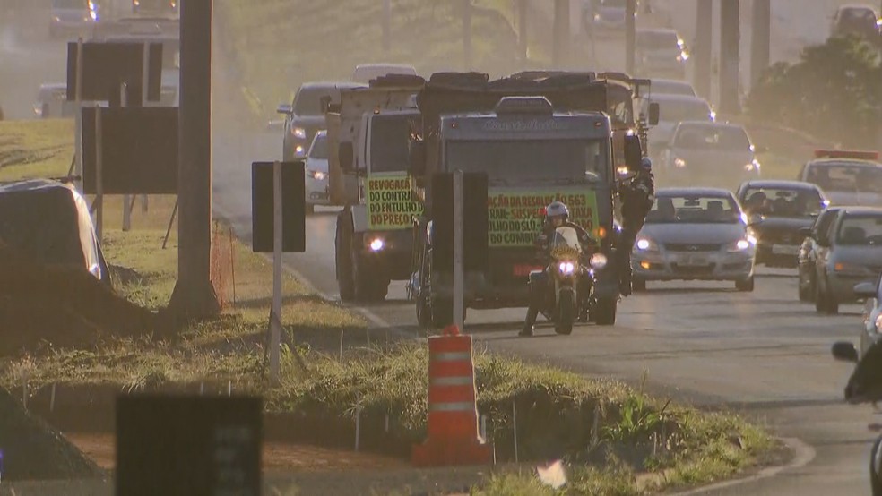 Caminhoneiros em descida na Epia (Foto: Reprodução/TV Globo)