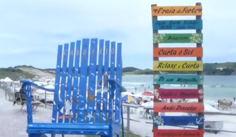 As peças ficam localizadas na orla das praias do Peró e do Forte, em Cabo Frio, no RJ — Foto: Reprodução/Inter TV