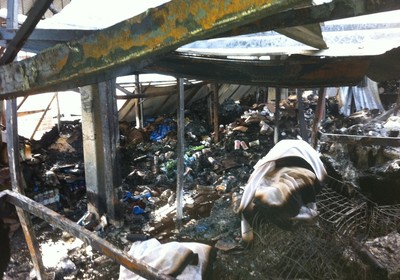 Local onde ficava o estoque da loja, agora destruído pelo fogo (Foto: Marco Zanni)