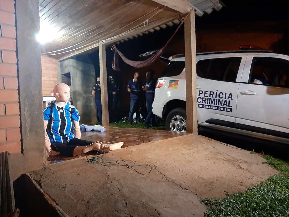 Boneco foi utilizado pela períicia para simular o corpo do menino Rafael — Foto: Débora Padilha/RBS TV