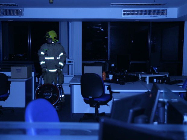 Bombeiros entram na sala da Caixa para combater incêndio  (Foto: CBMDF/Divulgação)