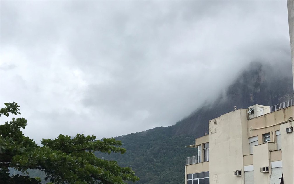 Cristo, que estaria acima, à direita, ficou encoberto por nuvens (Foto: Káthia Mello/G1)