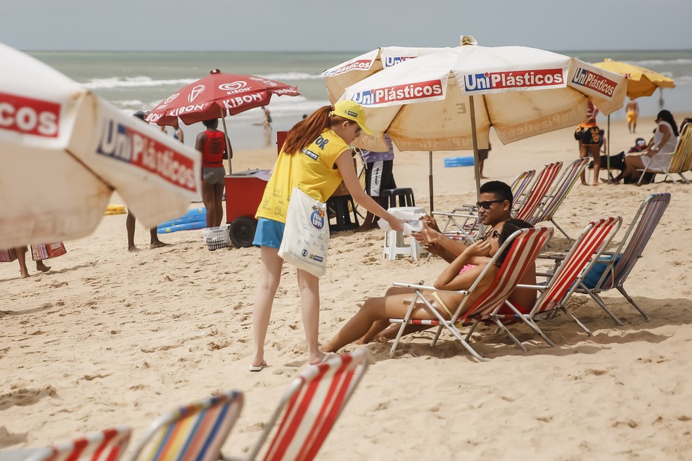 Monitores do Projeto 'Praia Limpa' começaram, neste domingo (17), a distribuir os sacos de lixo na orla do Recife (Foto: Andrea Rego Barros/ Prefeitura do Recife/Divulgação)
