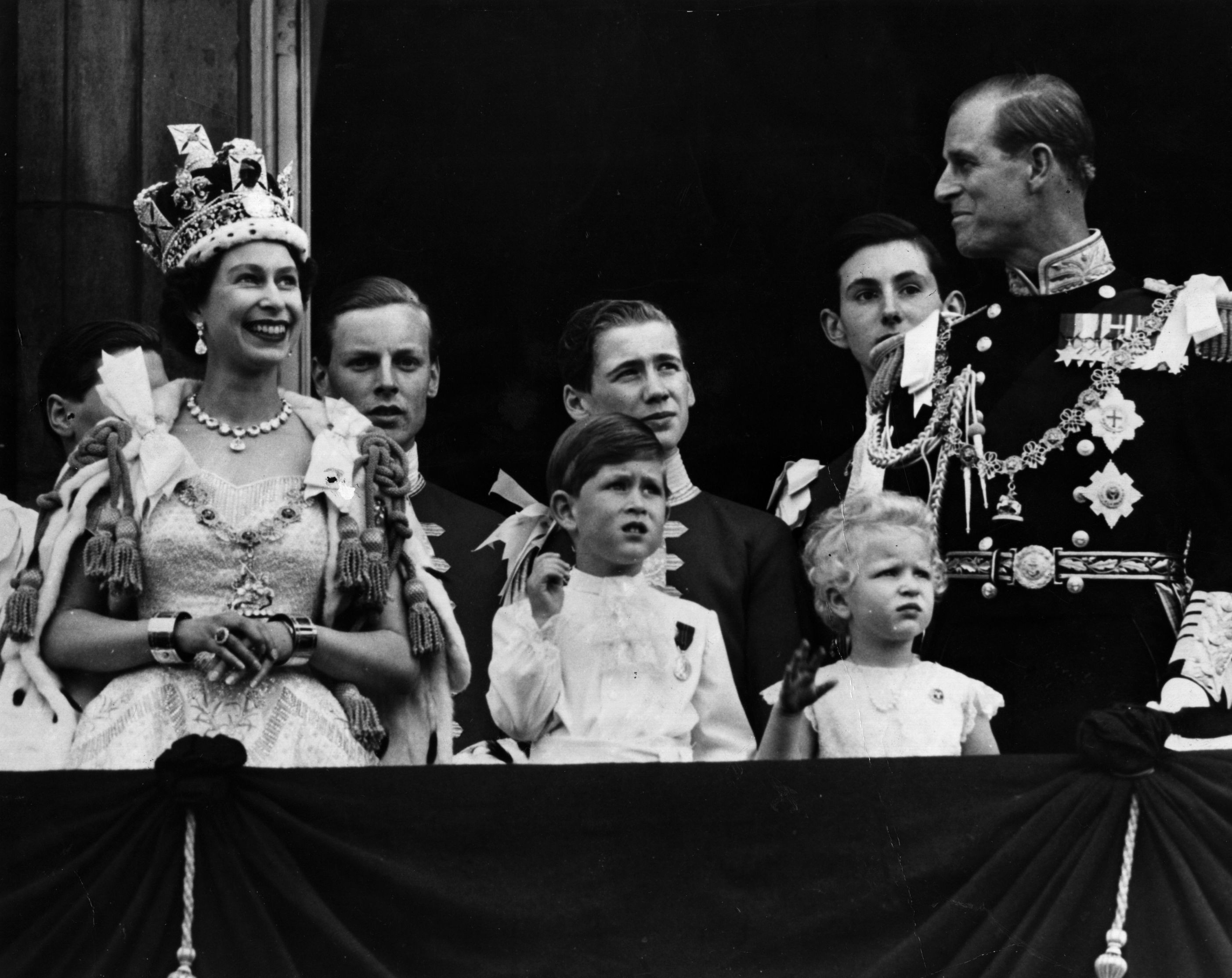 La reina Isabel II en el Palacio de Buckingham después de su coronación en junio de 1953 (Imagen: Getty Images)