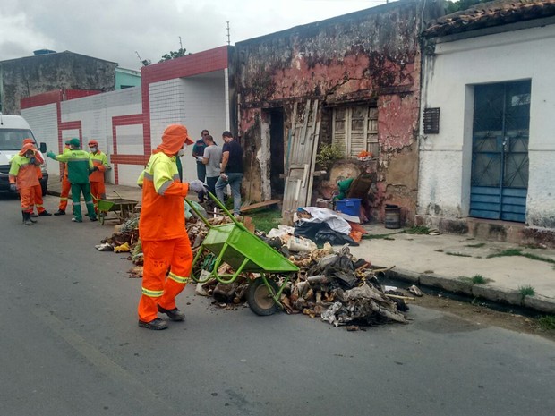 Lixo é retirado após denúncia da população (Foto: Márcio Chagas/G1)