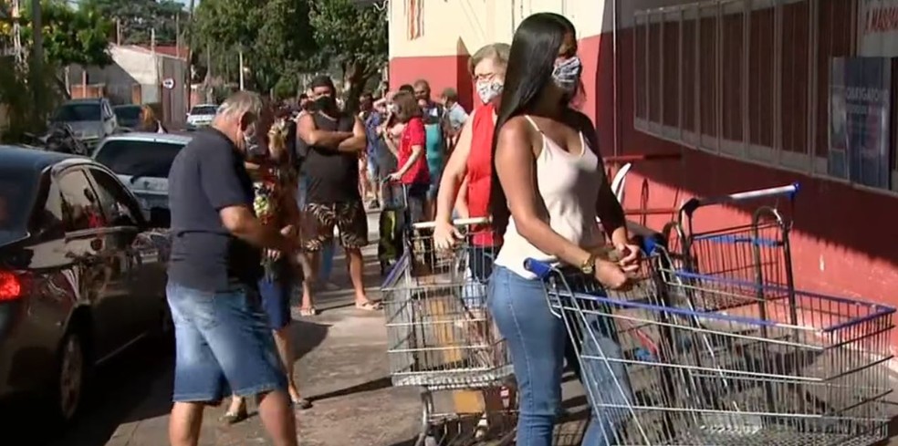 Supermercado tem filas após anúncio de decreto em Araraquara — Foto: Reprodução/EPTV
