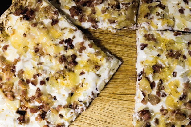 Tarte Flambée: pizza francesa tem massa fina, queijo e bacon (Foto: Oseias Barbosa)