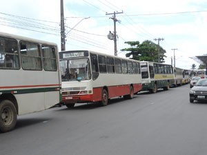 É grande a movimentação de ônibus, todos vindos do interior, na Rua Martins de Barros.  (Foto: Renan Holanda / G1)