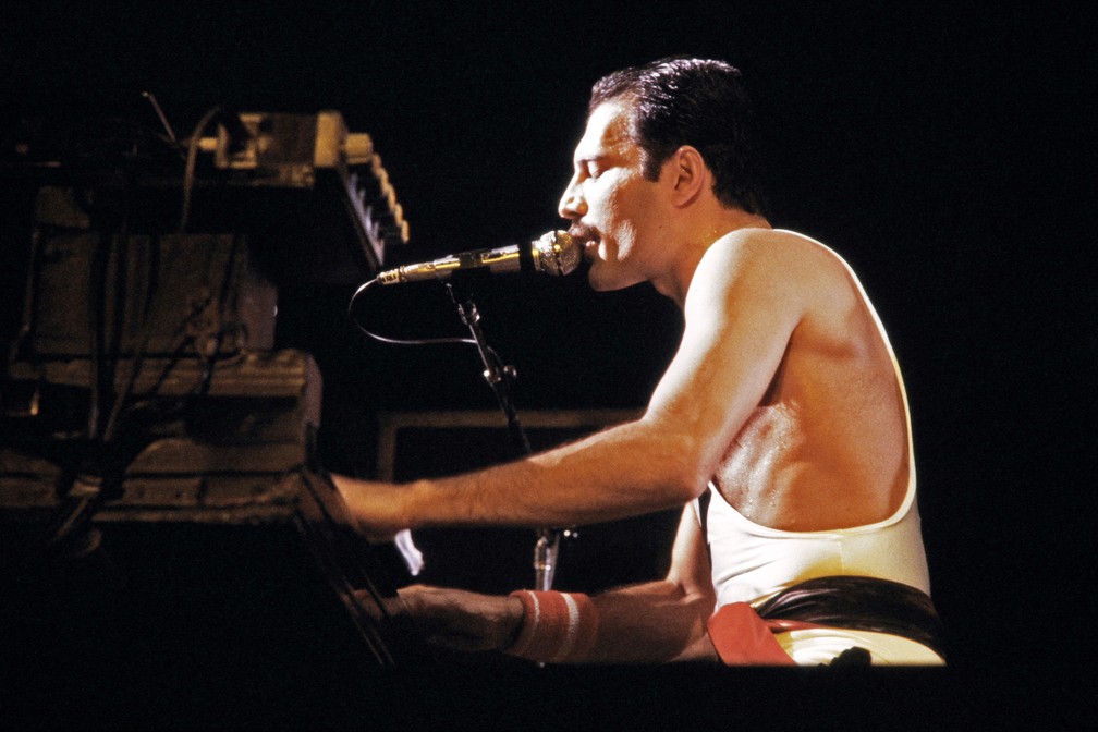 Freddie Mercury durante show do Queen no Palais Omnisports de Paris Bercy, em setembro de 1984 â Foto: Jean-Claude COUTAUSSE / AFP