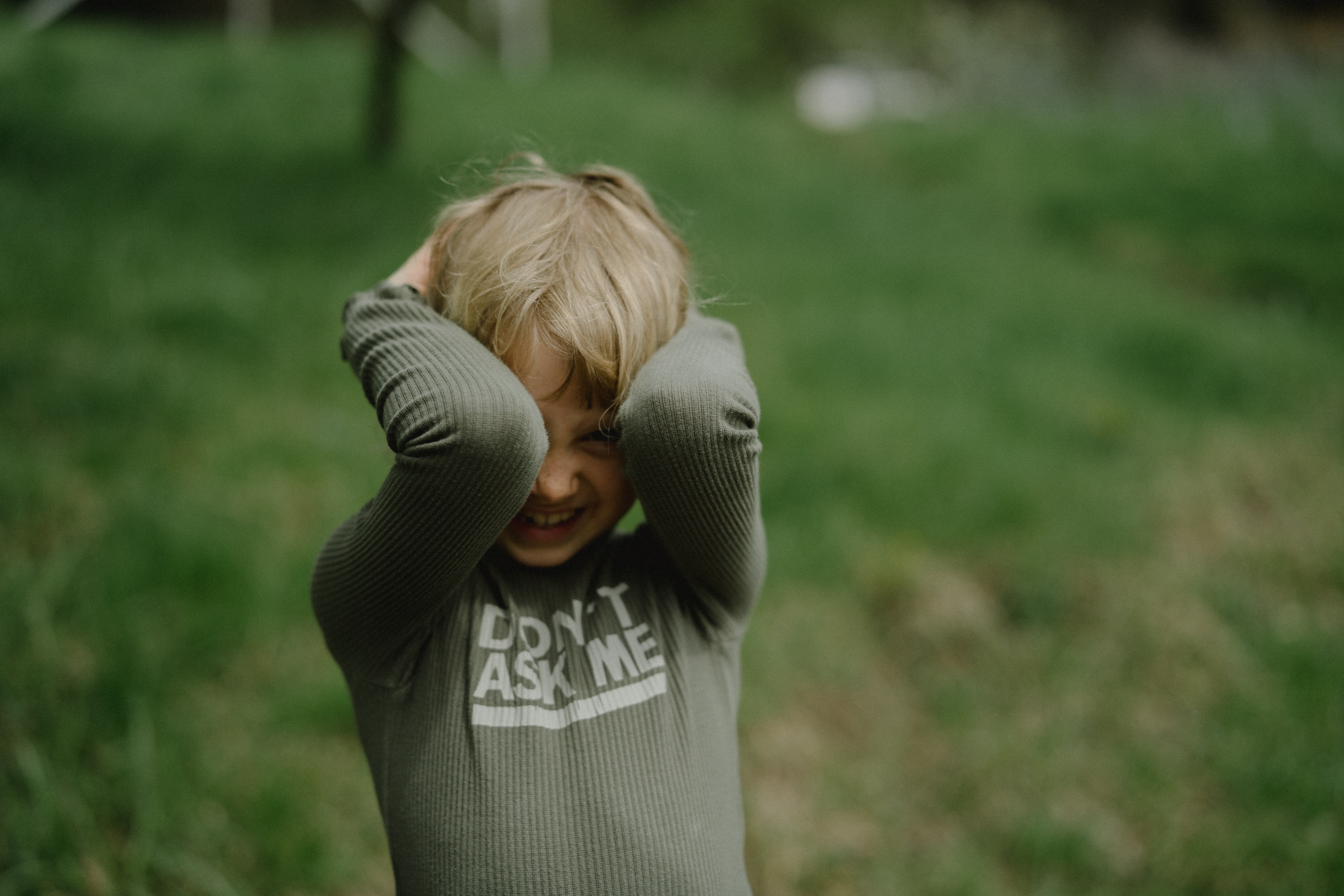 Criança com os braços levantados (Foto: Anastasia Shuraeva/Pexels)