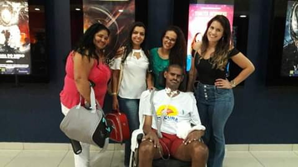 Passeio no shopping com a esposa e as profissionais do Melhor em Casa — Foto: Divulgação