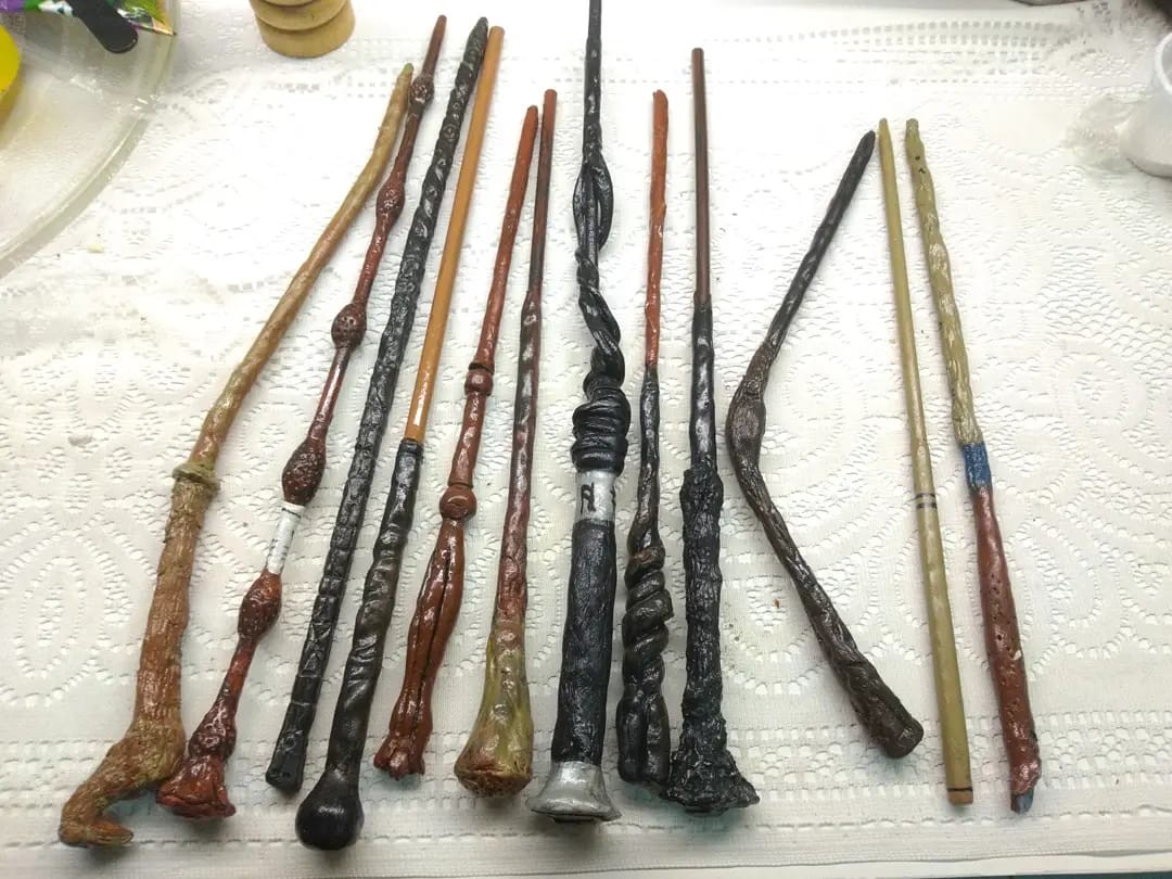 Jovem produz réplicas de varinhas da saga Harry Potter e vende na internet: 'é de fã pra fã, eu faço por amor'