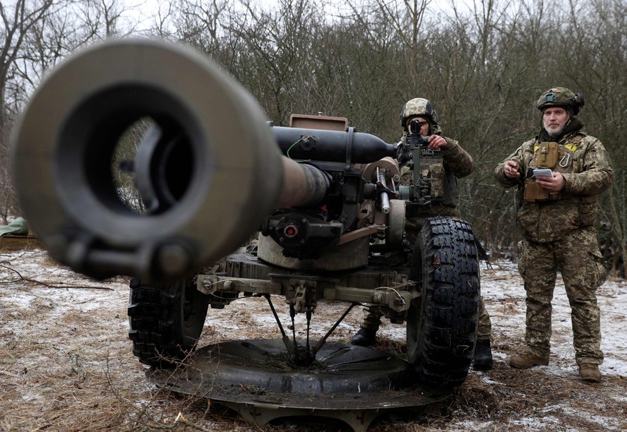 Soldados ucranianos se preparam ataque em direção a posições russas na região de Lugansk