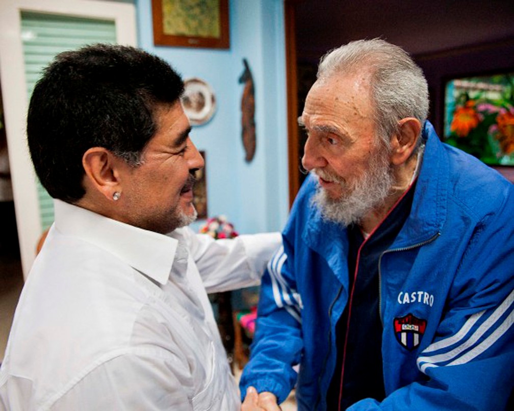Maradona cumprimenta Fidel Castro em uma visita a Havana, em foto de 13 de abril de 2013 — Foto: Cubadebate/Reuters/Arquivo