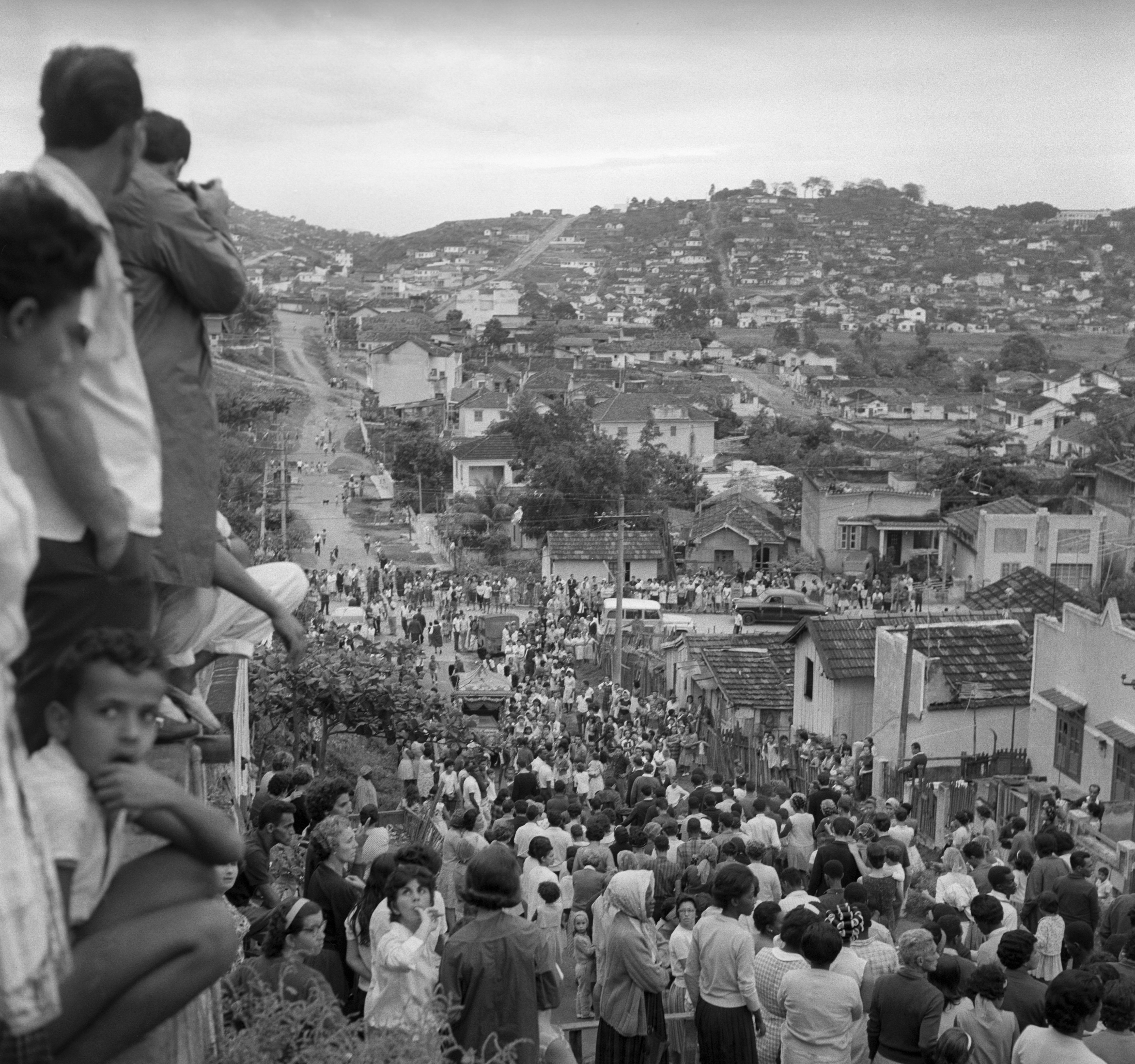Multidão na Rua Itajubá, no Complexo do Alemão, durante velório de Manoel Moreira