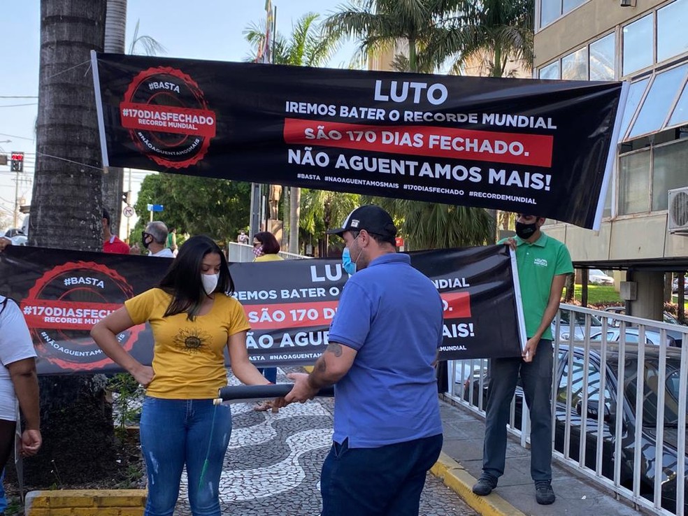 Comerciantes defendem abertura de bares e restaurantes em Presidente Prudente até as 22h — Foto: Bill Paschoalotto/TV Fronteira