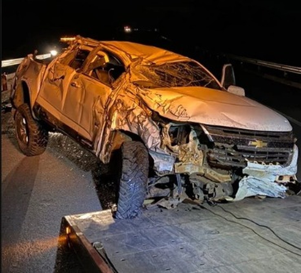Caminhonete ficou destruída em acidente  Foto: Redes sociais/ Reprodução