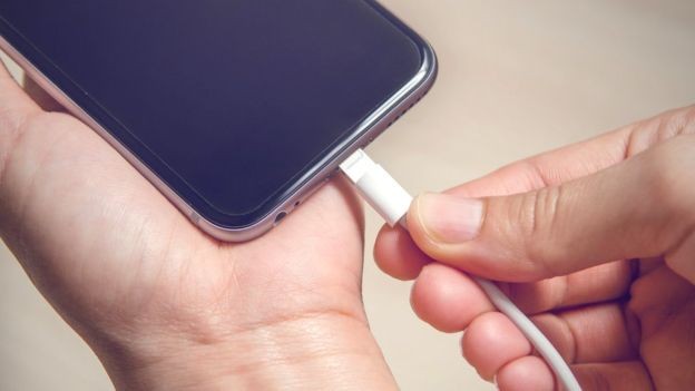  Segundo especialistas, um cabo falso pode derreter os conectores de energia do celular  (Foto: Getty Images via BBC)