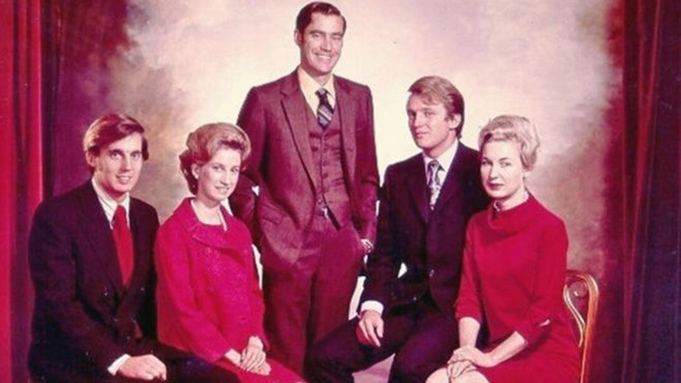 Foto sem data dos irmãos Trump, à direita: Maryanne, Donald, Fred, Elizabeth e Robert —  (Foto: Divulgação/BBC)