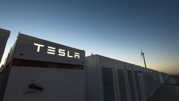 A bateria produzida pela Tesla fornecerá energia suficiente para 30 mil residências por mais de uma hora (Foto: Timothy Artman/Tesla)