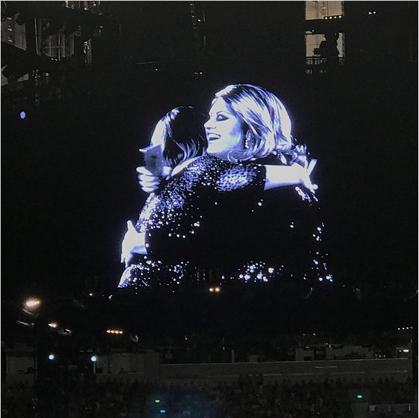 A cantora Adele com sua fã no show na Austrália (Foto: Instagram)