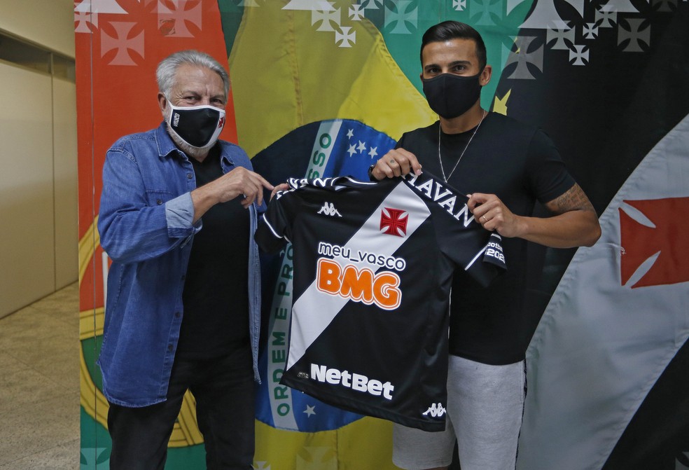 Atacante Guilherme Parede recebe a camisa do Vasco de José Luís Moreira, vice de futebol — Foto: Rafael Ribeiro/Vasco da Gama