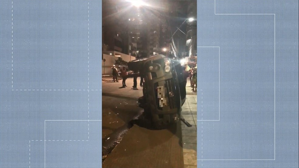 Carro estava estacionado quando foi atingido por outro veículo, que passou direto em um cruzamento — Foto: Reprodução/App TV Gazeta