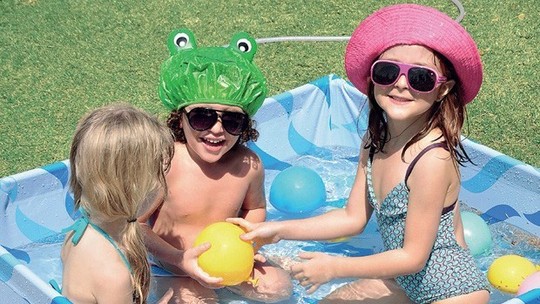 10 brincadeiras seguras com água para fazer com as crianças no verão