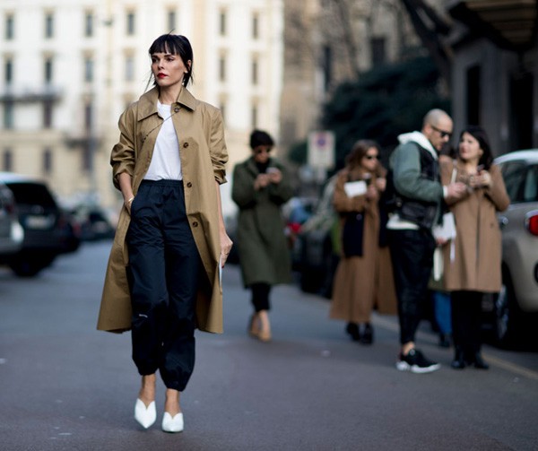 Para se proteger do frio com estilo durante a Semana de Moda de Milão, as fashionistas apostaram no trech coat (Foto: Imaxtree)